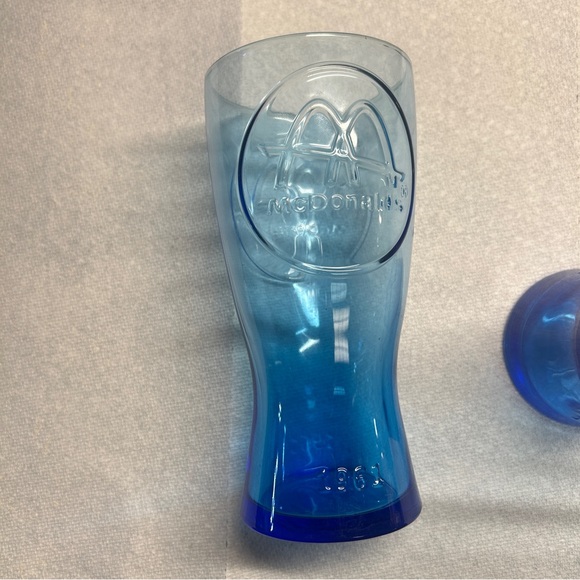 Vintage 1961 McDonalds Drinking Set Of 2 Vibrant Blue Collectible retro Glasses - Picture 7 of 8